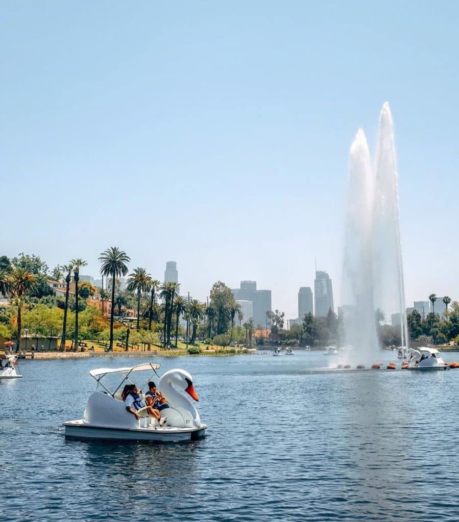Sali su una barca a forma di cigno al lago di Echo Park-100 cose da fare a Los Angeles